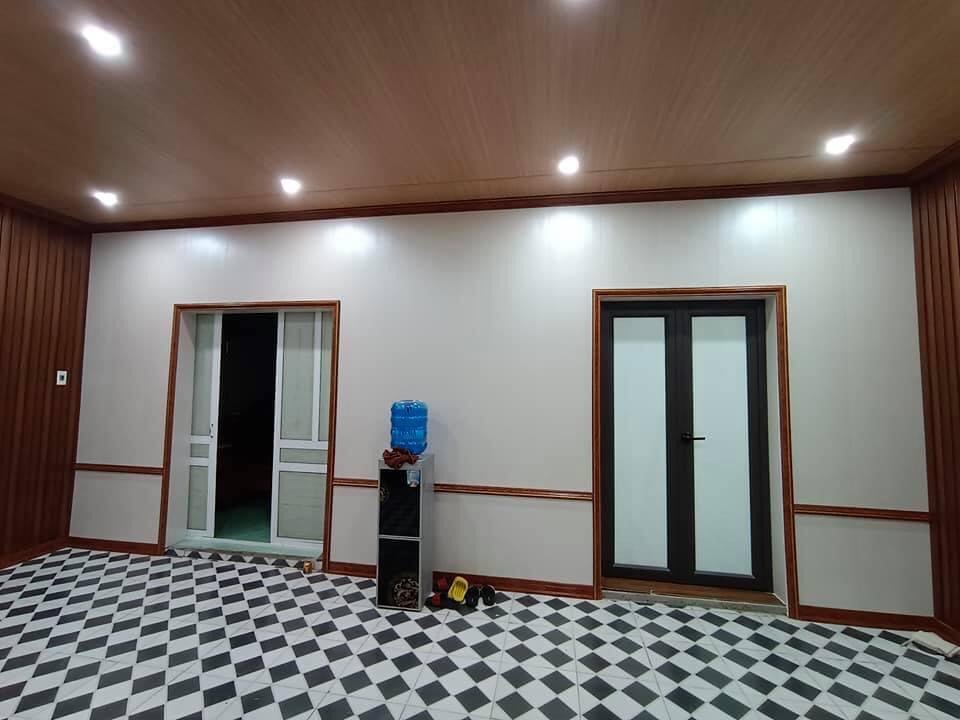 So sánh trần nhựa Nano giả gỗ và trần thạch cao